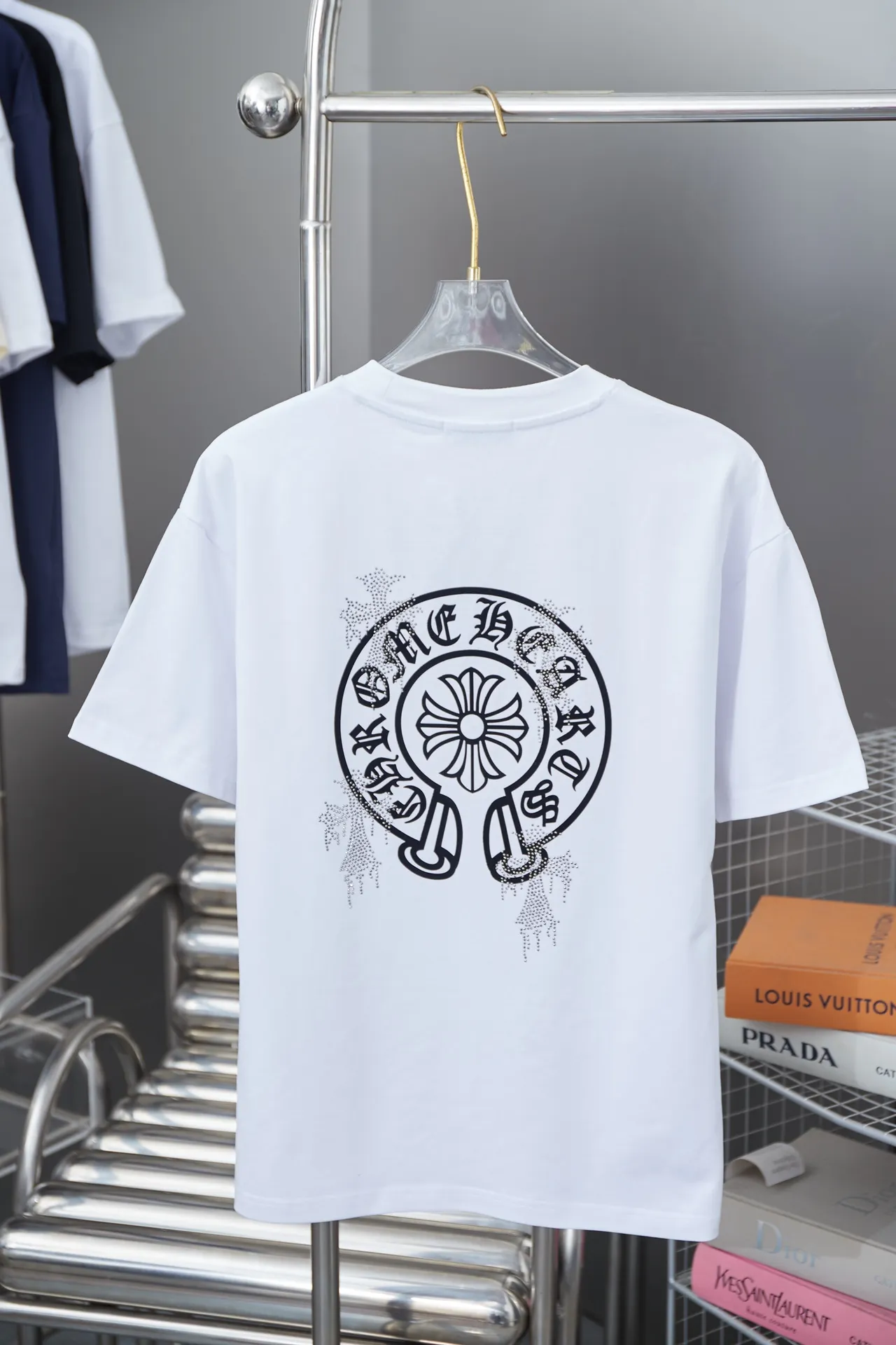🅿️200 Chrome Hearte 25SS early spring new style, flocking printed hot diamond short sleeves, light luxury, essential item for daily commuting for men and women, correct version, welcome to compare, detailed features · 280 grams of 100% pure cotton double yarn jersey fabric · Special thickened 32 pieces of double-strand 1X1 thread in the same vat custom dyeing · Three-dimensional flocking pattern ➕Imported Australian matte pearl diamonds · Double needle stitching and cross-stitch technology · Original main mark, washed tag, brand moisture-proof paper packaging Color: black/white/blue/burgundy Size: S/M/L/XL